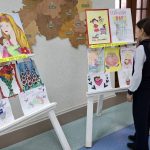 Выставка детских рисунков, посвящённая Дню матери.